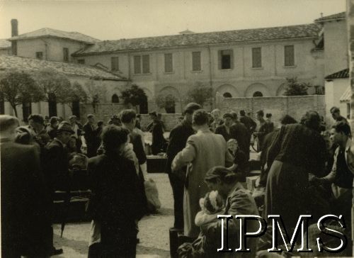 Maj - sierpień 1945, Udine, Włochy.
Polscy uchodźcy przybywający do punktu zbornego.
Fot. NN, Instytut Polski i Muzeum im. gen. Sikorskiego w Londynie [szuflada V]