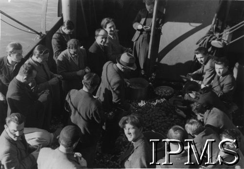 Październik 1940, brak miejsca.
Transport ochotników do Brygady Strzelców Karpackich na statku 