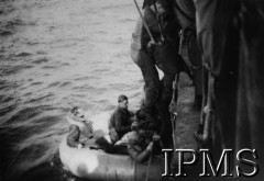Grudzień 1941, Morze Śródziemne.
Prawdopodobnie członkowie załogi zatopionego statku SS 