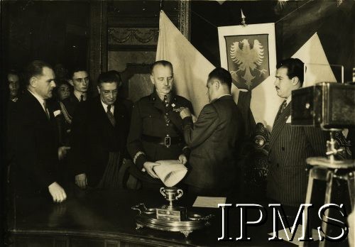 28.12.1942, Meksyk, Meksyk.
Wizyta premiera i Naczelnego Wodza Polskich Sił Zbrojnych gen. Władysława Sikorskiego w Meksyku. Nadawanie odznaczenia polskiemu premierowi.
Fot. Keystone Press Agency, Instytut Polski i Muzeum im. gen. Sikorskiego w Londynie, [szuflada XII].