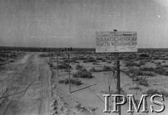 Luty 1942, Tobruk-Gazala (okolice), Libia.
Samodzielna Brygada Strzelców Karpackich podczas działań bojowych w Libii. Tablica informacyjna w języku polskim o treści: 