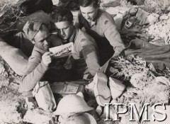 Styczeń 1942, Gazala, Libia.
Trzej polscy żołnierze w okopie, czytający gazetkę 
