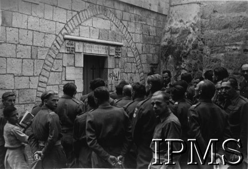 1943, Jerozolima, Palestyna.
Żołnierze 2 Korpusu przed kaplicą franciszkańską na Via Dolorosa.
Fot. NN, Instytut Polski i Muzeum im. gen. Sikorskiego w Londynie [teczka - różne]. 
