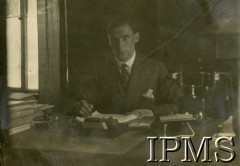 Przed 1939, prawdopodobnie Wolne Miasto Gdańsk.
Mężczyzna podczas pracy przy biurku.
Fot. NN, Instytut Polski i Muzeum im. gen. Sikorskiego w Londynie [teczka Berlin - dyplomacja, Gdańsk Przed 1939]