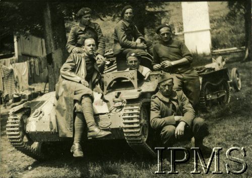 1940, Francja
Polskie Siły Zbrojne na Zachodzie, żołnierze obok pojazdu opancerzonego.
Fot. NN, Instytut Polski i Muzeum im. gen. Sikorskiego w Londynie