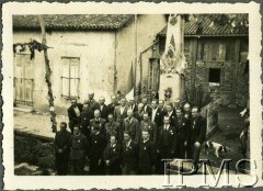 11.11.1940, Francja
Grupa mężczyzn obok pomnika.
Fot. NN, Instytut Polski i Muzeum im. gen. Sikorskiego w Londynie