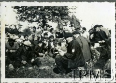 1940, brak miejsca.
Grupa osób spożywających posiłek.
Fot. NN, Instytut Polski i Muzeum im. gen. Sikorskiego w Londynie