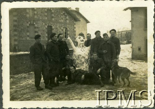 1941, Francja
Grupa żołnierzy i pies obok śniegowego bałwana. Oryginalny podpis: 