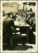 1941, brak miejsca.
Grupa mężczyzn siedzących przy stole podczas posiłku.
Fot. NN, Instytut Polski i Muzeum im. gen. Sikorskiego w Londynie