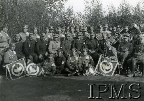 Kwiecień 1918, okolice Mohylowa.
I Pułk Ulanów Krechowieckich. Orkiestra pułkowa. Rocznica sformowania plutonu trębaczy.
Fot. Instytut Polski i Muzeum im. gen. Sikorskiego w Londynie