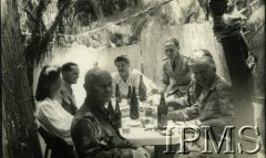 1943, Palestyna.
Grupa oficerów Armii Andersa i dwie kobiety przy zastawionym stole.
Fot. NN, Instytut Polski i Muzeum im. gen. Sikorskiego w Londynie