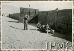 1943, Teheran, Iran.
Na strzelnicy.
Fot. NN, Instytut Polski i Muzeum im. gen. Sikorskiego w Londynie