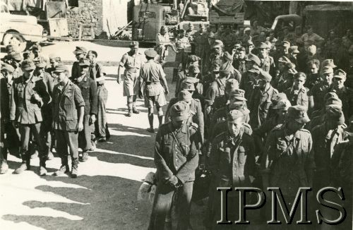 Lipiec 1944, Ankona, Włochy.
Niemieccy jeńcy wzięci do niewoli przez żołnierzy 2 Korpusu w czasie bitwy pod Ankoną.
Fot. NN, Instytut Polski i Muzeum im. gen. Sikorskiego w Londynie
