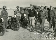 Lipiec 1944, Włochy.
Z prawej idzie gen. Władysław Anders, z lewej stoją motocykliści.
Fot Instytut Polski i Muzeum im. gen. Sikorskiego w Londynie