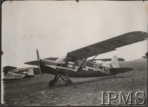 1936-1937, Dęblin, Polska.
Samolot RWD-13 o numerze SP-ATB na lotnisku.
Opis do albumu: Album pchor. kaprala lotnictwa 2 pułku lotniczego Kraków - Tadeusza Strumińskiego (ur. 1914), który zginął śmiercią lotnika w Biskupicach koło Pilicy 11.09.1937 w czasie lotu treningowego samolotem RWD 8. 
Fot. NN, Instytut Polski im. Gen. Sikorskiego w Londynie [Album Strumińskich]