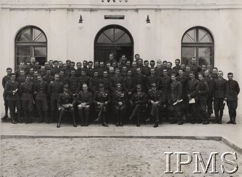 1936, Dęblin, Polska.
Wykładowcy i studenci Szkoły Podchorążych Lotnictwa, w ostanim rzedzie w środku stoi Tadeusz Strumiński.
Opis do albumu: Album pchor. kaprala lotnictwa 2 pułku lotniczego Kraków - Tadeusza Strumińskiego (ur. 1914), który zginął śmiercią lotnika w Biskupicach koło Pilicy 11.09.1937 w czasie lotu treningowego samolotem RWD 8.
Fot. NN, Instytut Polski im. Gen. Sikorskiego w Londynie [Album Strumińskich]