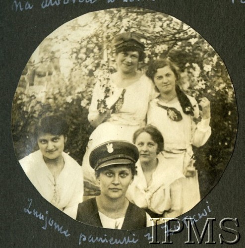 Wiosna 1920, Żółkiew k. Lwowa.
Dziewczęta w sadzie. Podpis: 