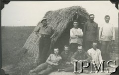 1926, Gródek pod Równem, Wołyń, Polska.
Grupa osób przed szałasem, oryginalny podpis: 