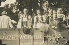 1939, Białokrynica, Wołyń, Polska.
Grupa osób w regionalnych strojach na platformie należącej do miejscowej mleczarni, napis: 