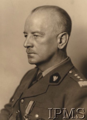 Przed 1943, brak miejsca.
Gen. Władysław Sikorski, portret w mundurze.
Fot. NN, Instytut Polski im. Gen. Sikorskiego w Londynie [fotografia luźna]