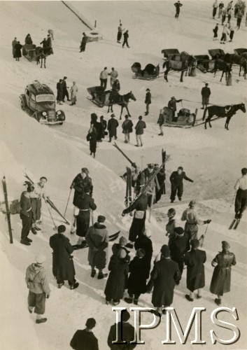 1936-1939, Tatry, Polska.
Narciarze czekają na kolejkę na Kasprowy Wierch.
Fot. NN, Instytut Polski i Muzeum im. gen. Sikorskiego w Londynie