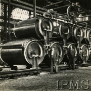 1918-1939, brak miejsca.
Mężczyźni przy  maszynach ustawionych w hali.
Fot. NN, Instytut Polski i Muzeum im. gen. Sikorskiego w Londynie