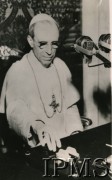 1945-1956, Watykan.
Papież Pius XII przemawia przez radio.
Fot. NN, Instytut Polski i Muzeum im. gen. Sikorskiego w Londynie