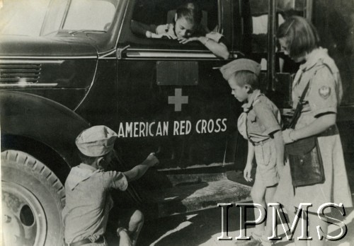 Po 1942, Teheran, Iran.
Harcerze w obozie w Teheranie cieszą się z przybycia samochodu Amerykańskiego Czerwonego Krzyża.
Fot. NN, Instytut Polski i Muzeum im. gen. Sikorskiego w Londynie
