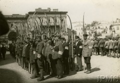 Sierpień 1920, Warszawa, Polska.
Kosynierzy na Placu Saskim, ochotnicy z opaskami na rękawach: 