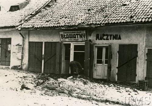 Po 12.09.1939, Krzemieniec, Wołyń, Polska.
Fragment ulicy Szerokiej zniszczonej podczas nalotu Luftwaffe 12 września 1939 r. Mężczyzna sprzątający chodnik przed 
