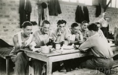 1940-1941, Montestruc-sur-Gers, Francja.
Obóz dla internowanych polskich żołnierzy, posiłek w baraku.
Fot. NN, Instytut Polski i Muzeum im. gen. Sikorskiego w Londynie [kolekcja F. Bahyrycza]