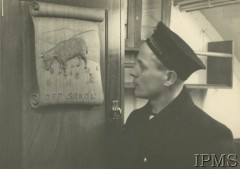 1941-1946, brak miejsca.
Marynarz na pokładzie ORP 