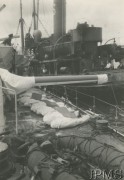 1944, brak miejsca.
Ciała poległych marynarzy leżą na pokładzie ORP 