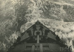 1940-1945, brak miejsca.
Woda zalewa dziób ORP 