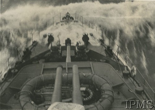 1940-1945, brak miejsca.
Woda zalewa dziób ORP 
