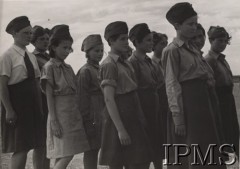 1943, Palestyna.
Junaczki podczas apelu.
Fot. NN, Instytut Polski im. Gen. Sikorskiego w Londynie [teczka nr 126 – dzieci z Rosji]
