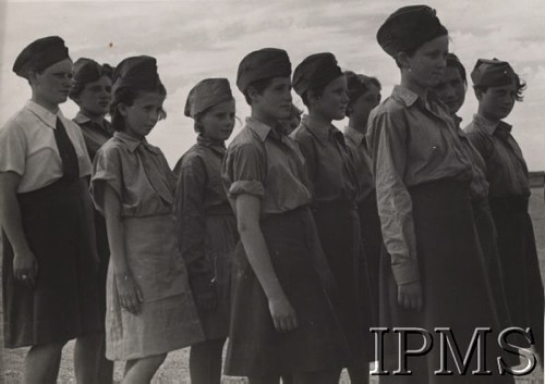 1943, Palestyna.
Junaczki podczas apelu.
Fot. NN, Instytut Polski im. Gen. Sikorskiego w Londynie [teczka nr 126 – dzieci z Rosji]
