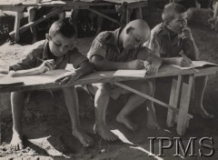 1943, Palestyna.
Trzej junacy podczas lekcji.
Fot. J. Fux, Instytut Polski im. Gen. Sikorskiego w Londynie [teczka nr 126 – dzieci z Rosji]