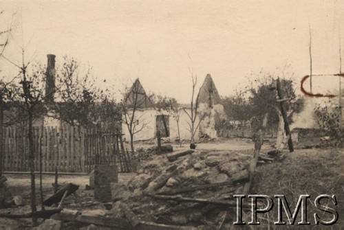 Wrzesień 1939, Polska.
Kampania wrześniowa, wkroczenie oddziałów niemieckich do Polski. Gospodarstwo zniszczone podczas bombardowania. Fotografia wykonana przez nieznanego żołnierza Wehrmachtu.
Fot. NN, Instytut Polski im. Gen. Sikorskiego w Londynie [teczka nr 140a]