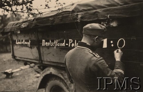 Wrzesień 1939, Polska.
Kampania wrześniowa, wkroczenie oddziałów niemieckich do Polski. Niemiecki żołnierz piszący na burcie ciężarówki: 
