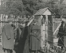 Ok. 1940, Rumunia. 
Obóz dla internowanych żołnierzy Wojska Polskiego, grupa żołnierzy obok budki wartownika.
Fot. NN, Instytut Polski im. Gen. Sikorskiego w Londynie

