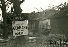 1944-1945, III Rzesza Niemiecka.
Granica niemiecka. Napis na tablicy: 