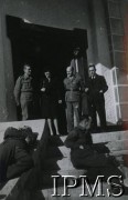 Lata 40., brak miejsca.
Polscy żołnierze przed budynkiem.
Fot. NN, Instytut Polski i Muzeum im. gen. Sikorskiego w Londynie, przekazał płk dypl. W. Bąkiewicz [album 34 - AP na Wschodzie, 1 DP im. T. Kościuszki].