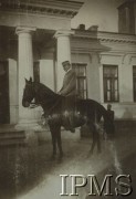 Przed 1914, brak miejsca.
Mężczyzna na koniu, w tle fragment dworu.
Fot. NN, Instytut Polski i Muzeum im. gen. Sikorskiego w Londynie