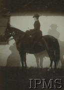 Przed 1914, brak miejsca.
Kobieta w sukni na koniu.
Fot. NN, Instytut Polski i Muzeum im. gen. Sikorskiego w Londynie