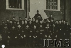 1922-1945, III Rzesza Niemiecka.
Grupa członków Hitlerjugend przed budynkiem.
Fot. NN, Instytut Polski i Muzeum im. gen. Sikorskiego w Londynie