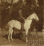 Przed 1914, brak miejsca.
Mężczyzna w stroju jeździeckim, portret na koniu.
Fot. NN, Instytut Polski i Muzeum im. gen. Sikorskiego w Londynie