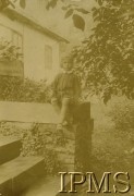 Przed 1914, brak miejsca.
Chłopiec siedzący na schodach przed domem.
Fot. NN, Instytut Polski i Muzeum im. gen. Sikorskiego w Londynie