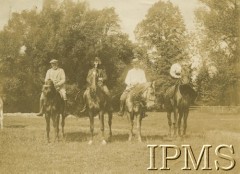 Przed 1914, brak miejsca.
Grupa osób na koniach.
Fot. NN, Instytut Polski i Muzeum im. gen. Sikorskiego w Londynie