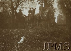 Przed 1914, brak miejsca.
Grupa osób na koniach, na pierwszym planie pies.
Fot. NN, Instytut Polski i Muzeum im. gen. Sikorskiego w Londynie
